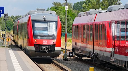 Zwei Regionalzüge der Linie RE 6 Prignitz-Express fahren in den Bahnhof ein. / Foto: Soeren Stache/dpa/Archivbild