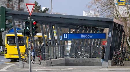 Blick auf einen Eingang zum U-Bahnhof Rudow der Linie U7. / Foto: Monika Skolimowska/dpa