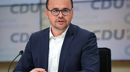 Jan Redmann, Brandenburger CDU-Fraktionsvorsitzender, spricht während einer Pressekonferenz im Brandenburger Landtag. / Foto: Soeren Stache/dpa