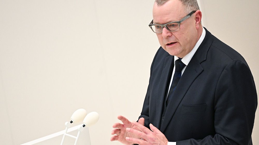 Michael Stübgen (CDU), Minister des Innern und für Kommunales in Brandenburg, spricht bei der 99. Sitzung des Landtages Brandenburg. / Foto: Jens Kalaene/dpa