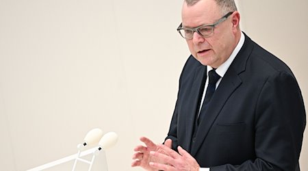 Michael Stübgen (CDU), Minister des Innern und für Kommunales in Brandenburg, spricht bei der 99. Sitzung des Landtages Brandenburg. / Foto: Jens Kalaene/dpa