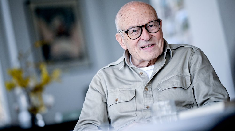 Der Regisseur Volker Schlöndorff am Rande  eines Interviews der Deutschen Presse-Agentur dpa. / Foto: Britta Pedersen/dpa