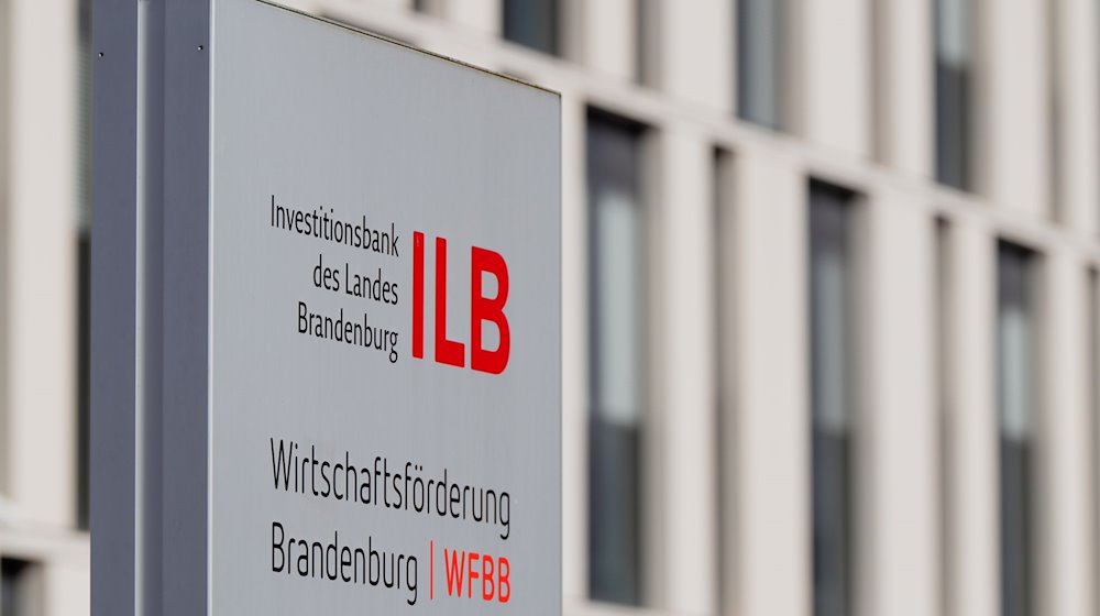 Ein Schild steht nahe dem Eingang zur Investitionsbank des Landes Brandenburg (ILB). / Foto: Soeren Stache/dpa