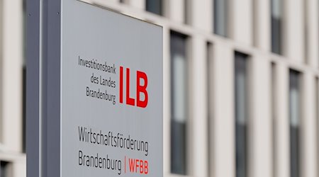 Ein Schild steht nahe dem Eingang zur Investitionsbank des Landes Brandenburg (ILB). / Foto: Soeren Stache/dpa