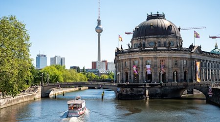 Ein Schiff fährt auf der Spree an der Museumsinsel. / Foto: Christophe Gateau/dpa