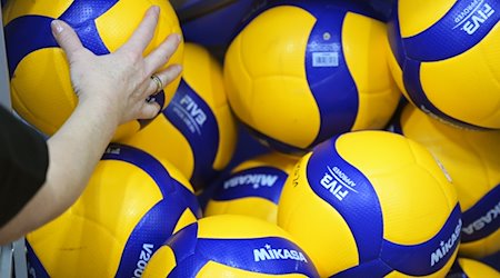 Volleyball-Spielbälle liegen auf einem Haufen. / Foto: Soeren Stache/dpa-Zentralbild/dpa/Symbolbild