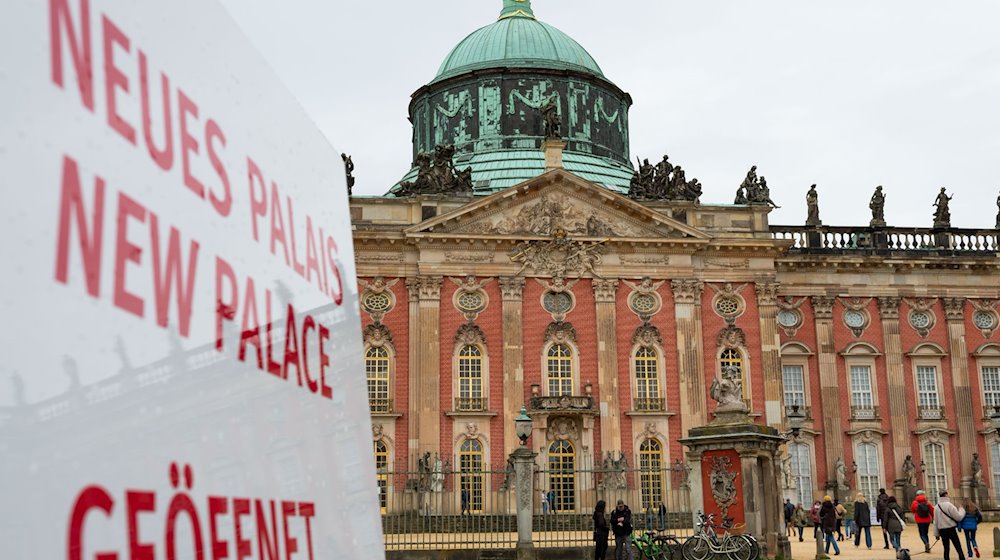 «Neues Palais geöffnet» steht auf einem Schild vor dem Neuen Palais. Die Stiftung Preußischer Schlösser und Gärten startet heute in die neue Saison. / Foto: Georg Moritz/dpa-Zentralbild/dpa