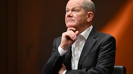 Bundeskanzler Olaf Scholz (SPD) bei einem Gespräch über Spannungen in der Gesellschaft und das Verhältnis von Kunst und Politik. / Foto: Jens Kalaene/dpa