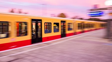 Eine S-Bahn fährt am Morgen am Bahnhof Berlin-Grünau ab. / Foto: Christoph Soeder/dpa