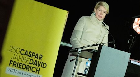 Manuela Schwesig (SPD), Ministerpräsidentin, spricht zur Eröffnung des Caspar-David-Friedrich-Jubilumsjahrs 2024 in Greifswald. / Foto: Stefan Sauer/dpa