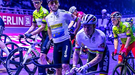 Jan-Willem van Schip und Yoeri Havik (r) aus den Niederlanden stehen vor dem Start auf der Bahn. / Foto: Andreas Gora/dpa