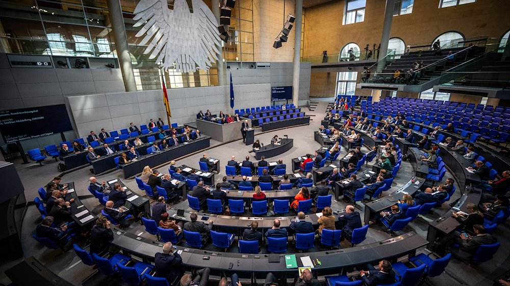 Die Parlamentarier verfolgen die Debatte zum Auftakt der Haushaltswoche. / Foto: Michael Kappeler/dpa