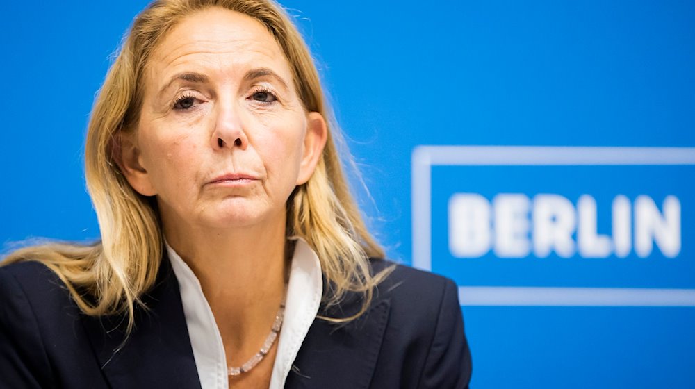 Barbara Slowik, Polizeipräsidentin in Berlin, nimmt an einer Pressekonferenz teil. / Foto: Christoph Soeder/dpa