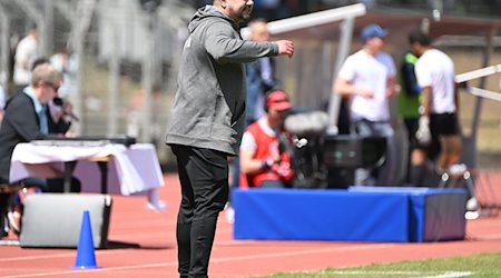 Trainer Dragan Kostic vom SV Sparta Lichtenberg gibt taktische Anweisungen. / Foto: Matthias Koch/dpa/Archivbild