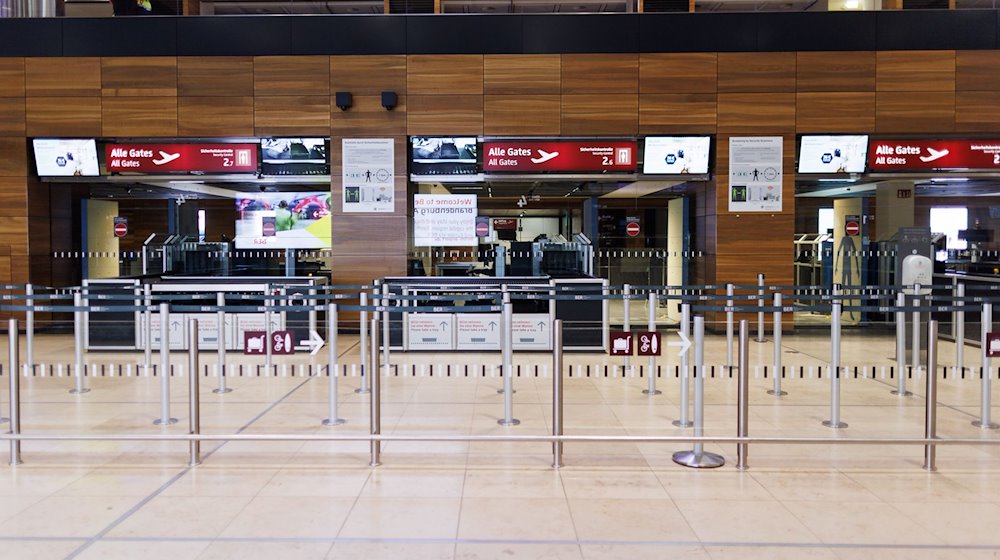 Keine Reisenden stehen an der Sicherheitskontrolle in der Halle von Terminal 1 am Flughafen BER. / Foto: Carsten Koall/dpa