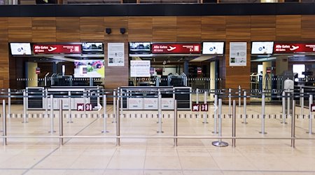 Keine Reisenden stehen an der Sicherheitskontrolle in der Halle von Terminal 1 am Flughafen BER. / Foto: Carsten Koall/dpa