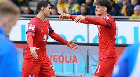 Ibrahim Maza (l) und Fabian Reese jubeln nach einem Tor. Maza feiert bei Hertha sein Startelf-Debüt in der 2. Bundesliga. / Foto: Swen Pförtner/dpa/Archivbild