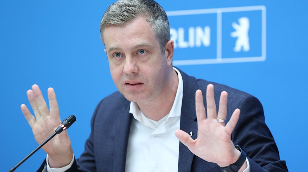 Stefan Evers (CDU), Finanzsenator von Berlin, spricht auf einer Pressekonferenz nach der Sitzung des Berliner Senats. / Foto: Jörg Carstensen/dpa/Archivbild
