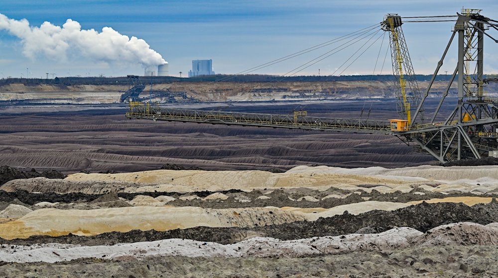 Abraumhalden und ein Absetzer sind im Braunkohletagebau Welzow-Süd der Lausitz Energie Bergbau AG (LEAG) zu sehen. / Foto: Patrick Pleul/dpa