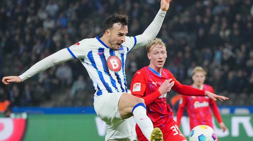 Herthas Haris Tabakovic (l) setzt sich gegen Kiels Colin Kleine-Bekel durch und erzielt das 2:0. / Foto: Soeren Stache/dpa