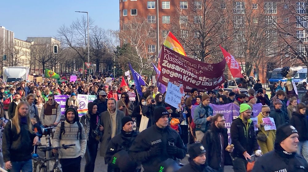 Teilnehmer einer Demonstration von einem Bündnis aus Gewerkschaften und Initiativen gehen entlang der Rudi-Dutschke-Straße in Richtung Mitte, um für mehr Frauenrechte bei der Arbeit und gegen Kürzungen im Sozialbereich zu protestieren. / Foto: Marion von der Kraats/dpa