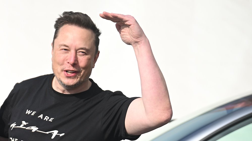 Tesla-Chef Elon Musk verlässt die Tesla Gigafactory Berlin-Brandenburg. / Foto: Sebastian Christoph Gollnow/dpa