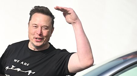 Tesla-Chef Elon Musk verlässt die Tesla Gigafactory Berlin-Brandenburg. / Foto: Sebastian Christoph Gollnow/dpa