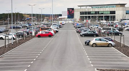 Viele Plätze auf dem Parkplatz vor dem Eingang zur Tesla Gigafactory sind nicht besetzt. / Foto: Soeren Stache/dpa