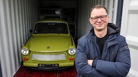 Frank Hofmann steht auf dem Gelände seiner Firma Trabantwelt neben einem originalgetreu wiederaufgebauten Trabant P 601. / Foto: Jan Woitas/dpa