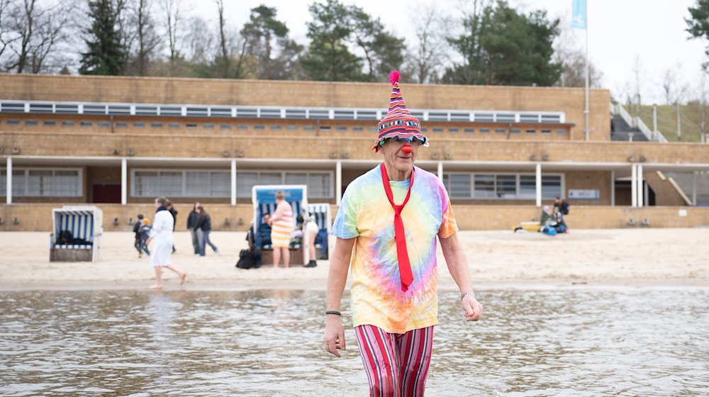 Klaus Dieter geht zum Start der Badesaison im Strandbad Wannsee ins Wasser. / Foto: Sebastian Gollnow/dpa