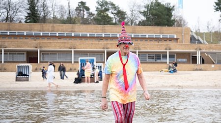 Klaus Dieter geht zum Start der Badesaison im Strandbad Wannsee ins Wasser. / Foto: Sebastian Gollnow/dpa