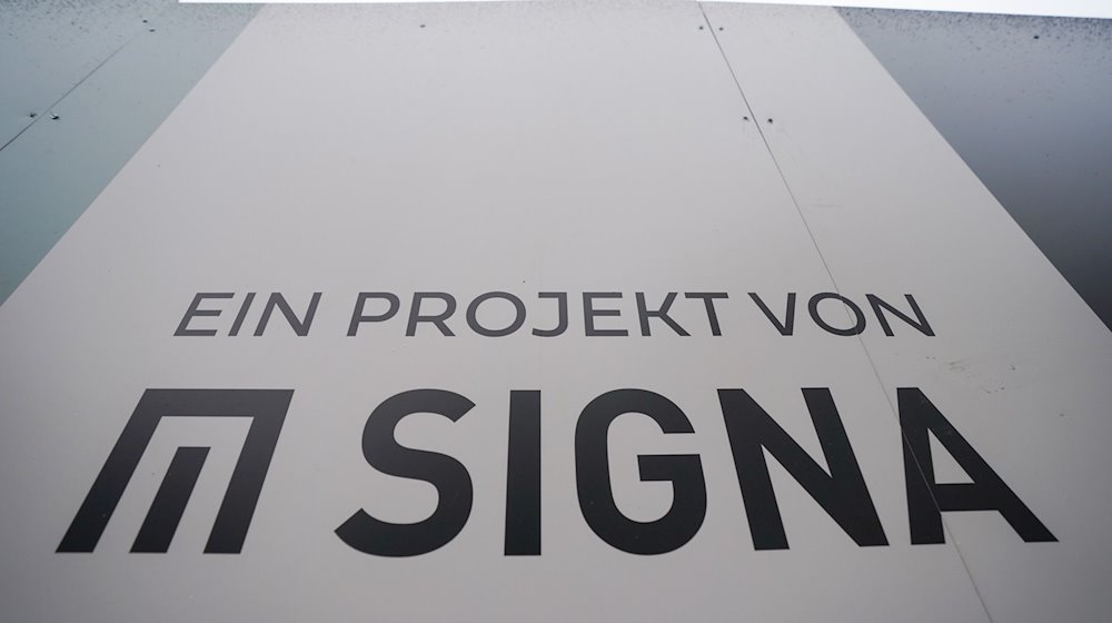 Das Logo und der Schriftzug der Signa-Gruppe ist an einem Schild zu sehen. / Foto: Marcus Brandt/dpa/Symbolbild