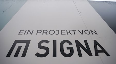 Das Logo und der Schriftzug der Signa-Gruppe ist an einem Schild zu sehen. / Foto: Marcus Brandt/dpa/Symbolbild