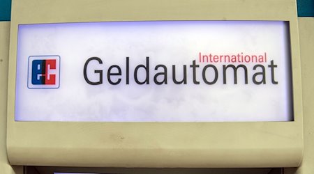 Der Schriftzug "Geldautomat" auf einem Geldautomaten. / Foto: Paul Zinken/dpa-Zentralbild/ZB/Symbolbild