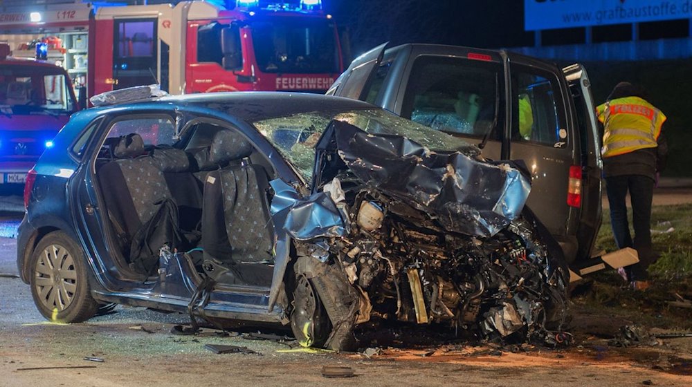 Ein Polizist steht an einem Unfallfahrzeug. / Foto: Dominik Totaro/dpa