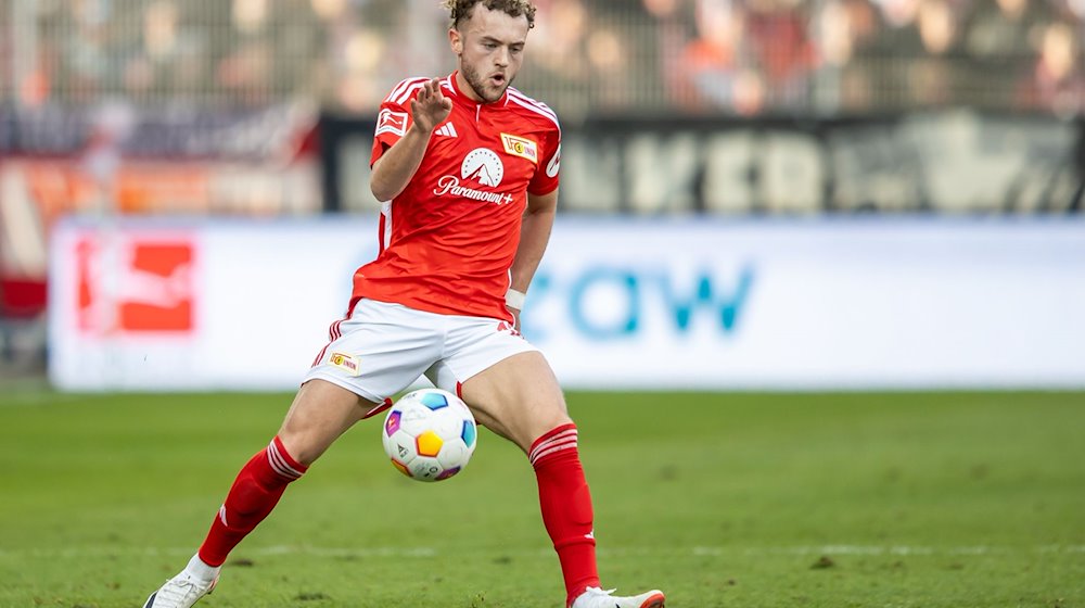 Berlins Benedict Hollerbach läuft mit dem Ball über das Spielfeld. / Foto: Andreas Gora/dpa