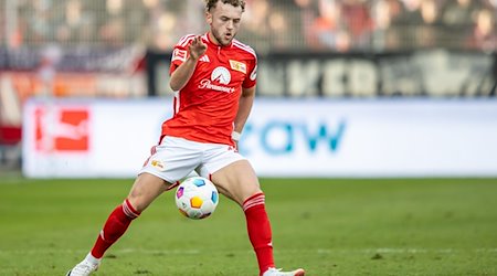 Berlins Benedict Hollerbach läuft mit dem Ball über das Spielfeld. / Foto: Andreas Gora/dpa