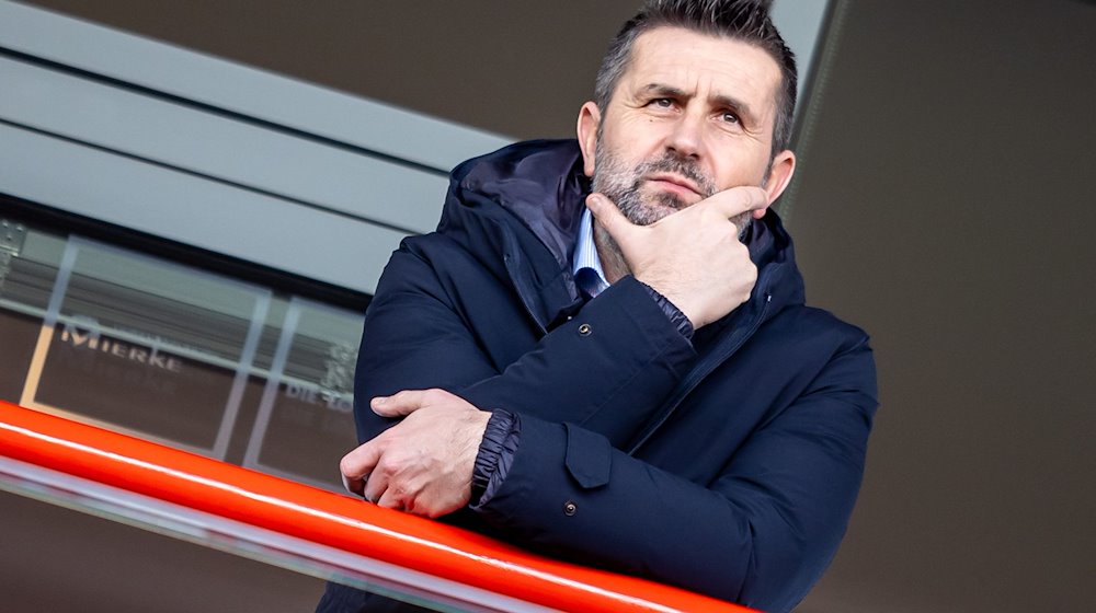 Trainer Nenad Bjelica von Union Berlin verfolgt das Spiel von der Tribüne. / Foto: Andreas Gora/dpa