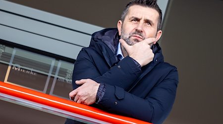 Trainer Nenad Bjelica von Union Berlin verfolgt das Spiel von der Tribüne. / Foto: Andreas Gora/dpa