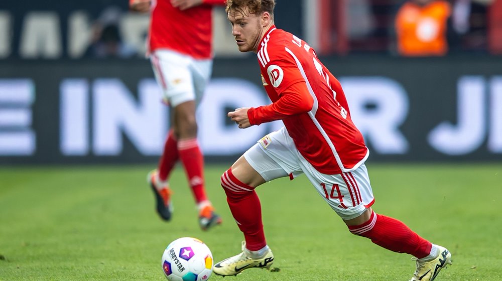 Yorbe Vertessen von Union Berlin spielt den Ball. / Foto: Andreas Gora/dpa