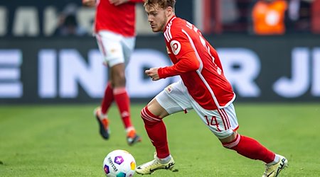 Yorbe Vertessen von Union Berlin spielt den Ball. / Foto: Andreas Gora/dpa