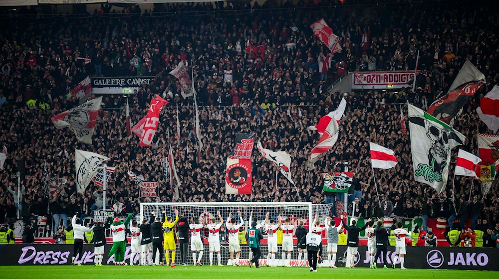 Spieler des VfB Stuttgart jubeln nach dem Spiel mit den Fans. / Foto: Tom Weller/dpa