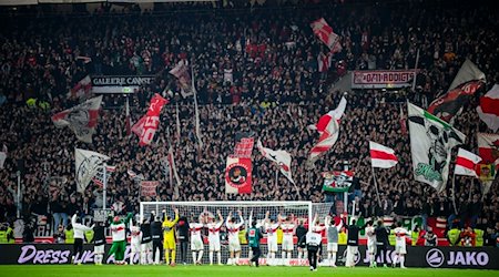 Spieler des VfB Stuttgart jubeln nach dem Spiel mit den Fans. / Foto: Tom Weller/dpa