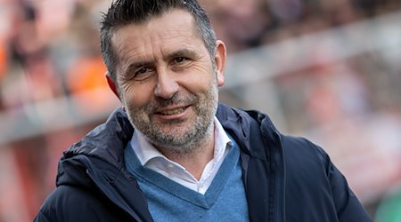 Trainer Nenad Bjelica von Union Berlin lacht vor Spielbeginn. / Foto: Andreas Gora/dpa