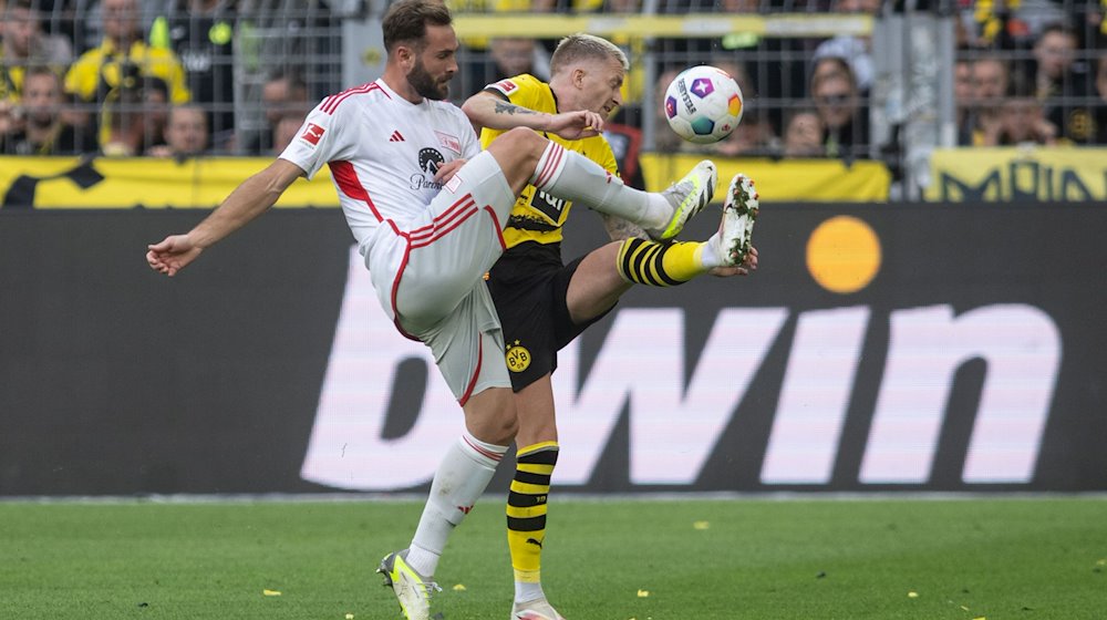 Dortmunds Marco Reus (r) und Lucas Tousart von Union in Aktion. / Foto: Bernd Thissen/dpa