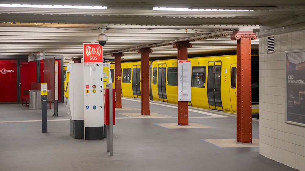 Eine Bahn steht beim Warnstreik der Berliner Verkehrsbetrieben im Bahnhof Alexanderplatz. / Foto: Paul Zinken/dpa/Archivbild