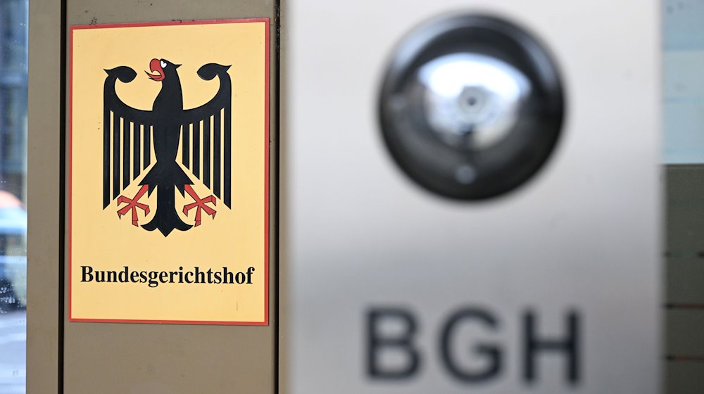 Vor dem Bundesgerichtshof (BGH) ist ein Schild mit dem Bundesadler und dem Schriftzug "Bundesgerichtshof" angebracht. / Foto: Uli Deck/dpa