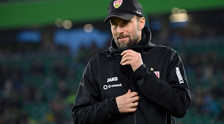 Trainer Sebastian Hoeneß ist vor dem Spiel im Stadion. / Foto: Swen Pförtner/dpa