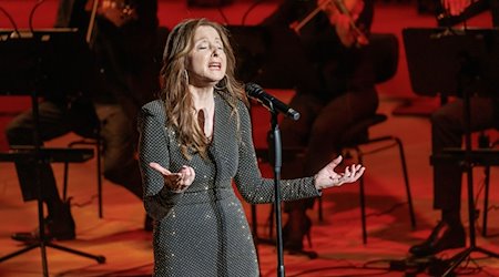 Die Sängerin Vicky Leandros singt auf ihrem «Ich liebe das Leben»-Konzert in der Hamburger Elbphilharmonie. / Foto: Markus Scholz/dpa
