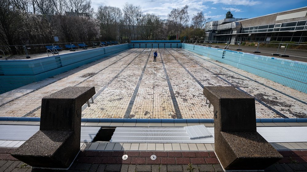 Blick auf das leere Schwimmbecken des Kombibades Mariendorf. / Foto: Soeren Stache/dpa